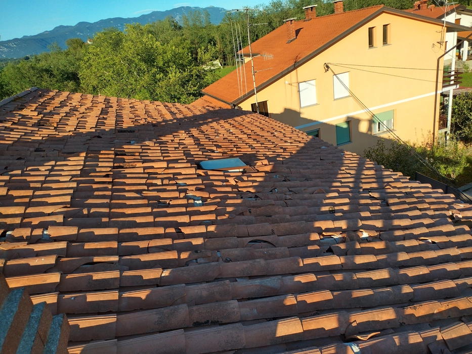 Kaputte Dachziegel im Sonnenlicht heben potenzielle Wetterschäden oder Abnutzung hervor.