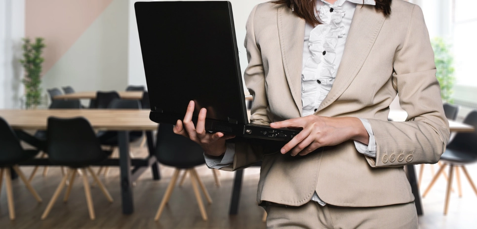 Steuerberaterin Steuerberaterin hält einen Laptop