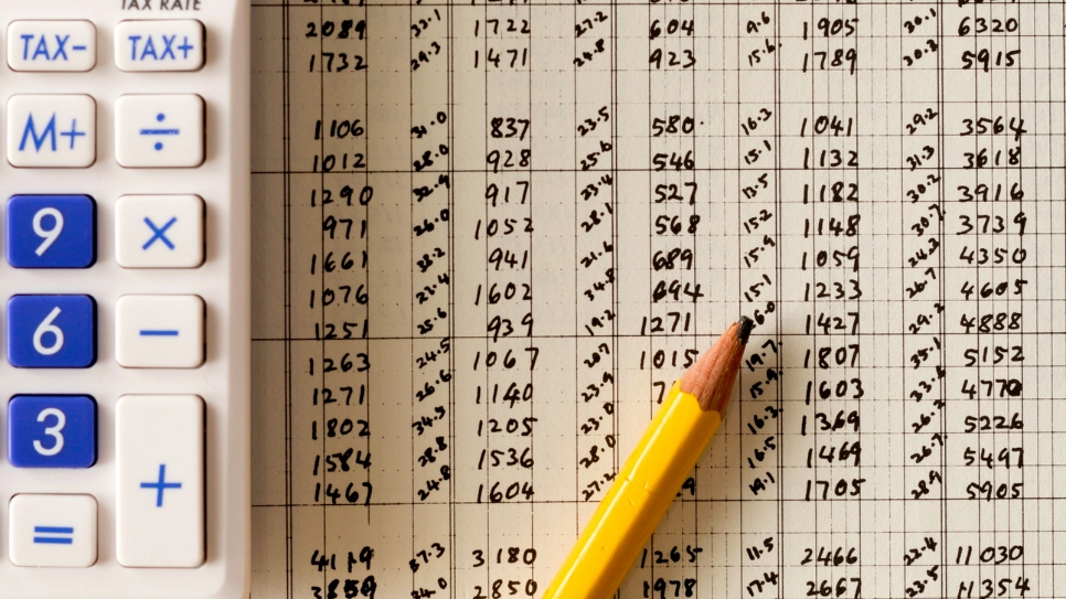 Oldschool Wirtschaftsprüfung Wirtschaftsprüfung mit Bleistift und Papier