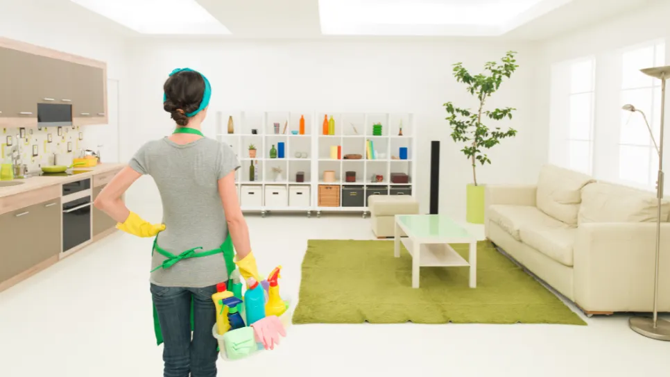 Die Reinigungskraft schaut in das gereinigte Zimmer.