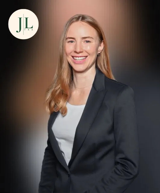 Jl tax steuerberatung gmbh - sandra lengauer - foto mit logo Sandra Lengauer, JL Tax Steuerberatung GmbH, Steuerberatung Buchhaltung, Erfolg Efolgsgeschichte Zusammenarbeit Erfahrung Erfahrungen Rezensionen Meinungen Gecheckt.at